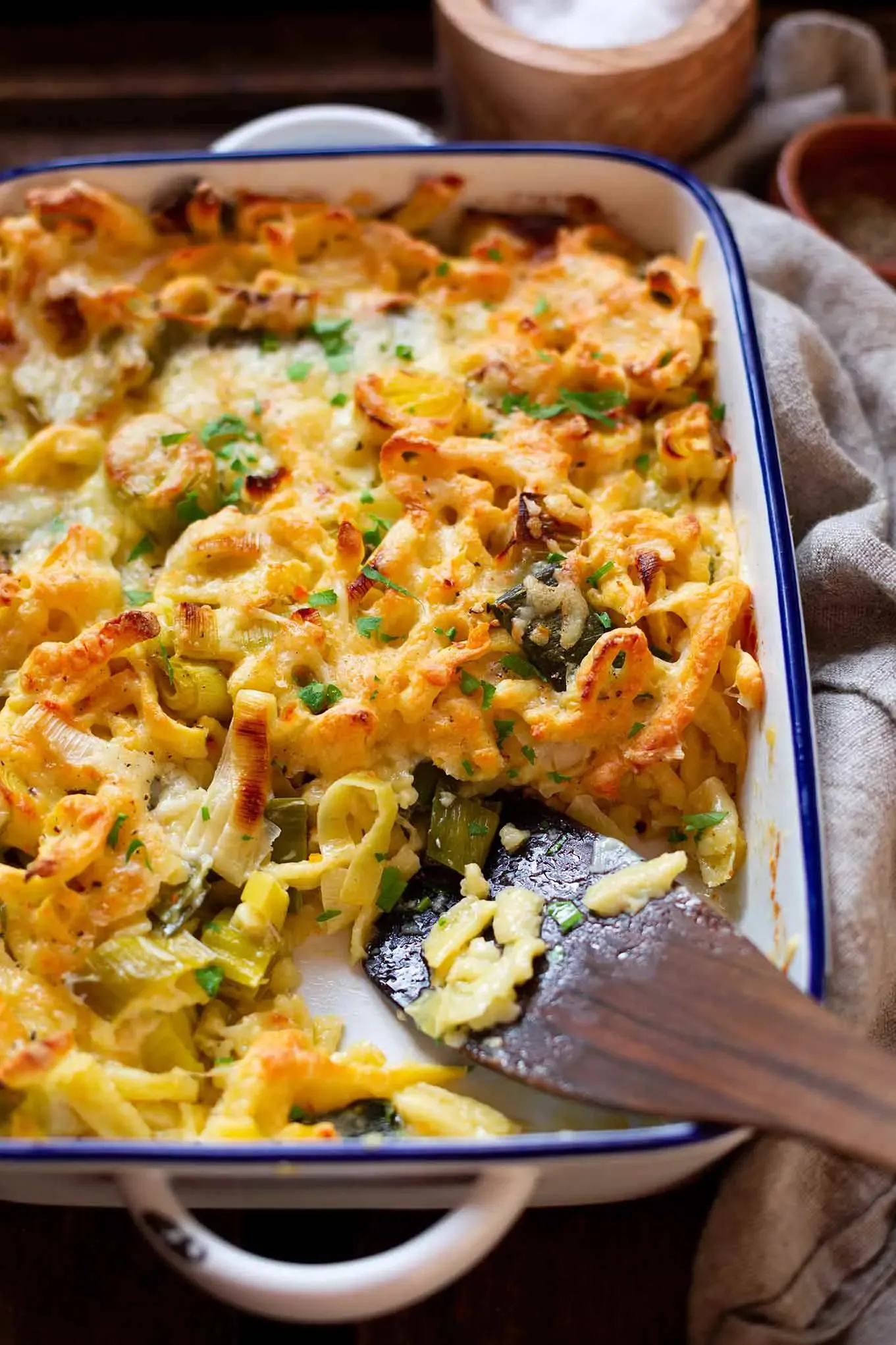 Ein dampfender Spätzle-Lauch-Auflauf, goldbraun mit Käse überbacken, direkt in der Auflaufform serviert.
