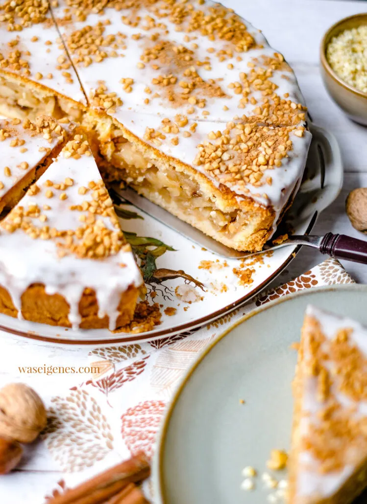 Ein dekorativer Apfelkuchen mit Zimt-Streuseln