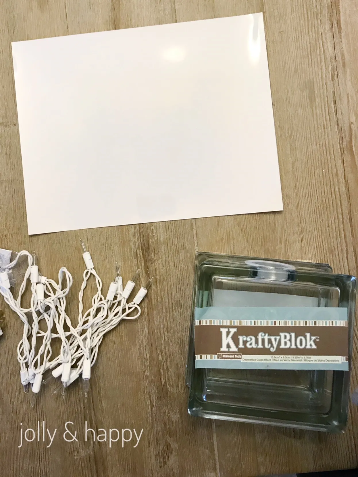 Ein dekorativer Glasblock, beleuchtet durch eine Lichterkette, mit einem eingearbeiteten Foto.