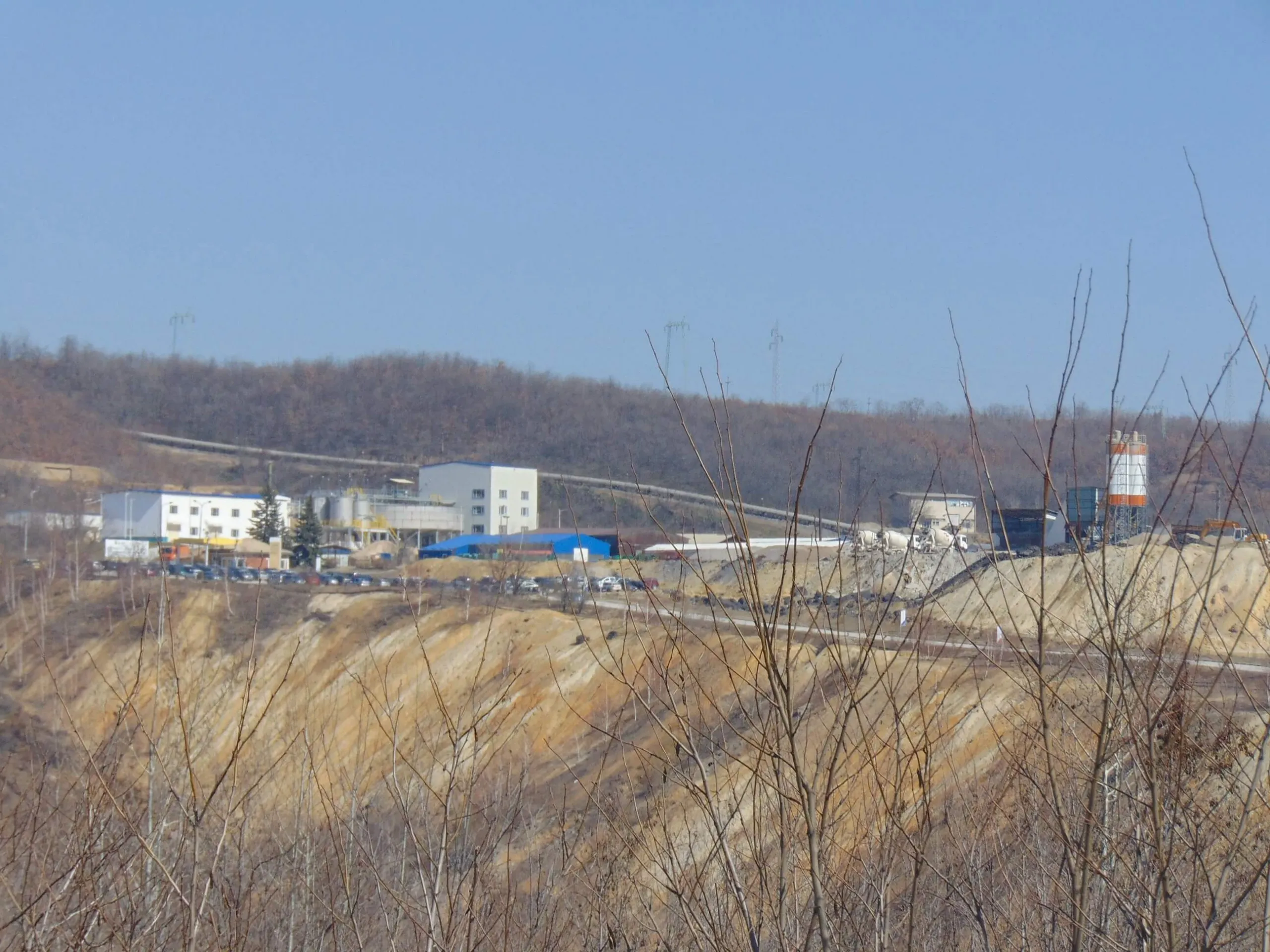 Ein Detailfoto der Baustelle, das die mangelnde Beachtung von Umweltstandards während der Bauarbeiten verdeutlicht.