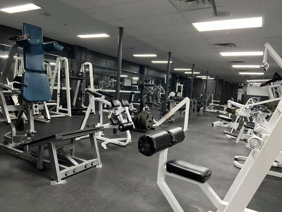 Ein dynamischer Bereich für Box- und Crossfit-Training im Obergeschoss des South Shore Iron Fitnessstudios