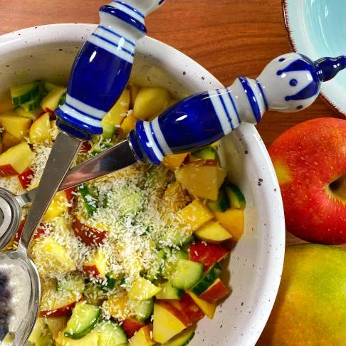 Ein echter Schlankmacher: Mango-Gurken-Salat, der auch entzündungshemmende Eigenschaften besitzt und so die Arthrose Ernährung unterstützt.