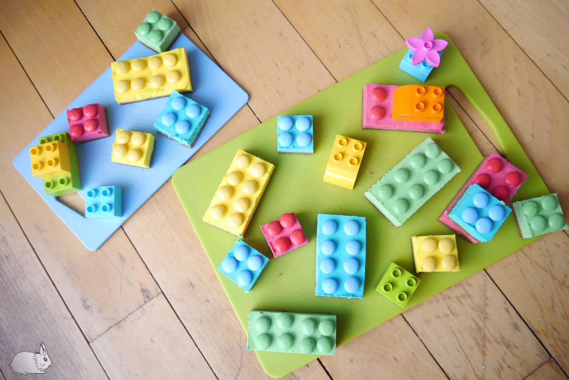 Ein einfacher, mit bunten Smarties verzierter Kuchen in Form einer '3' für den Kindergeburtstag