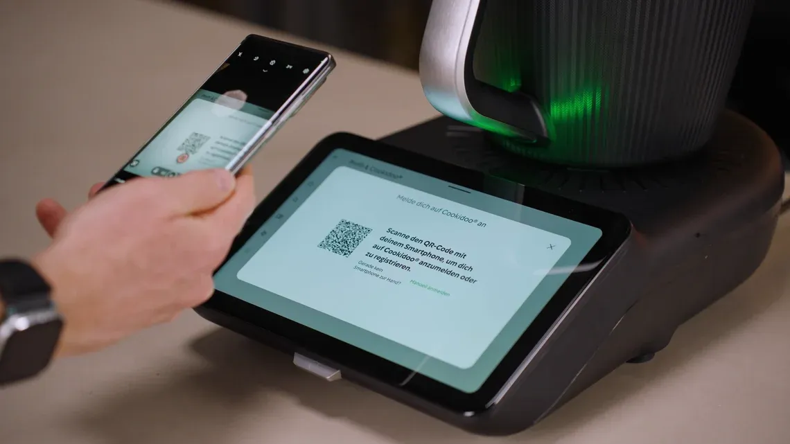 Ein einfacher QR-Code-Scan verbindet den Thermomix TM7 nahtlos mit der Cookidoo-App, was im Test einwandfrei funktionierte.