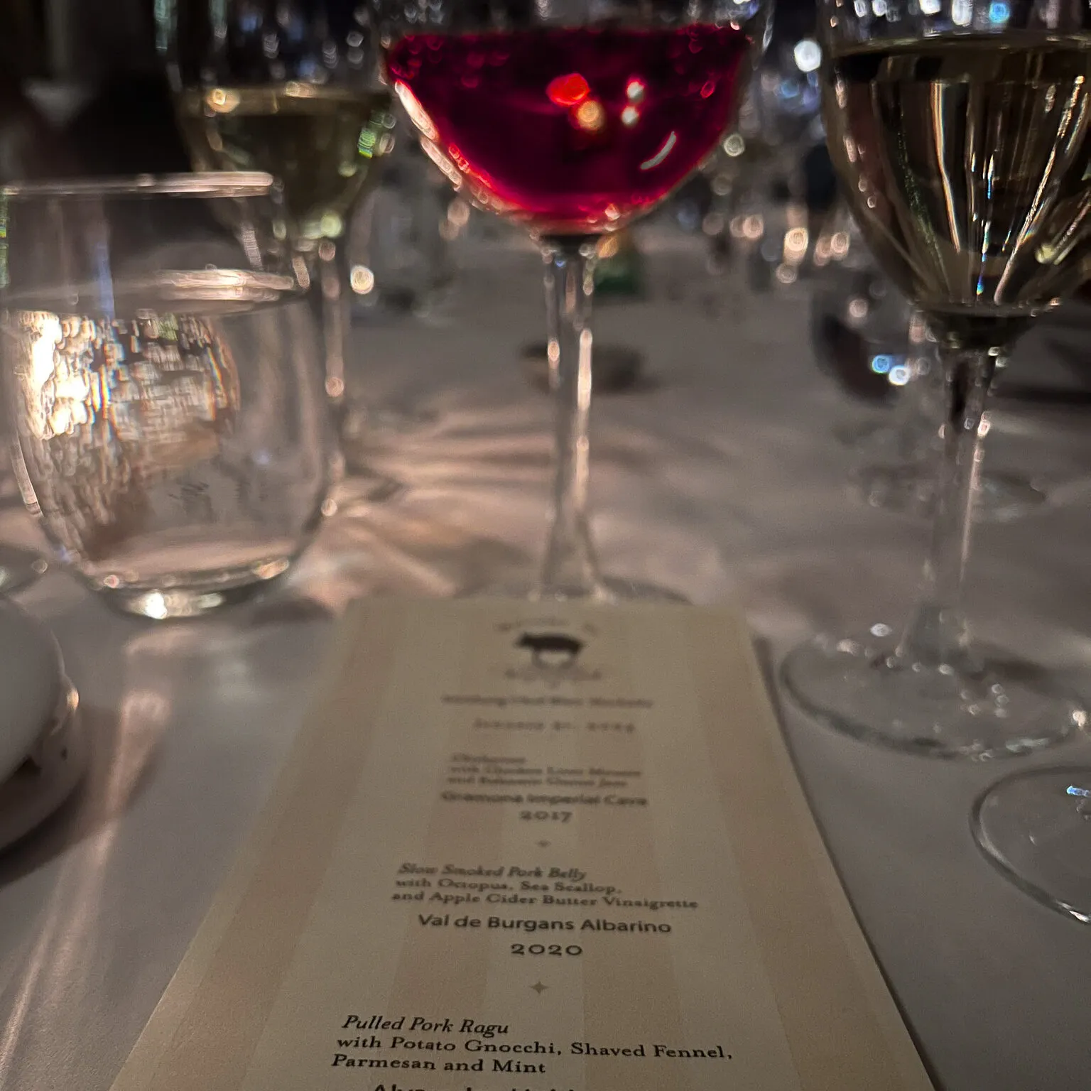 Ein einladender Blick in das elegante Interieur des Cochon Restaurants, das eine angenehme Atmosphäre für jeden Anlass bietet.