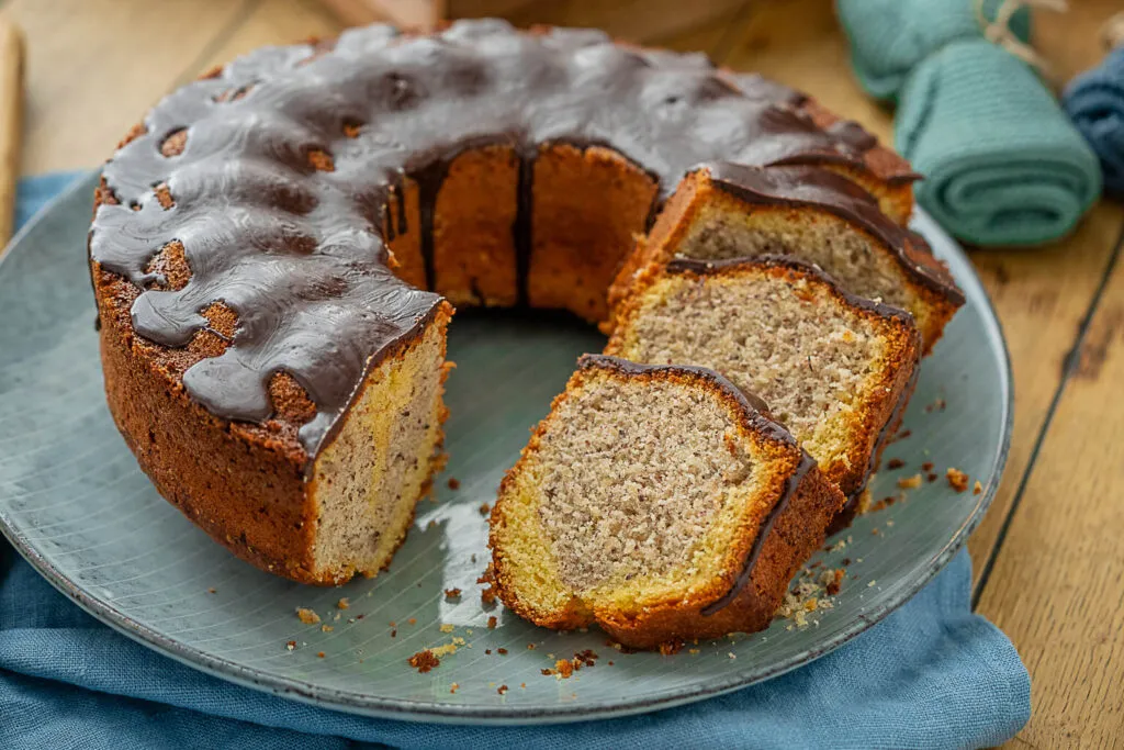 Ein eleganter Nusskuchen in einer Kranzform, ein saftiger und einfacher Geburtstagskuchen für Kaffeegäste.