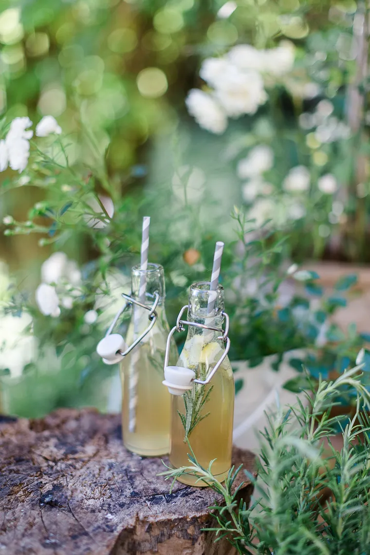 Ein elegantes Glas Lillet mit Sekt und frischem Rosmarin als Aperitif