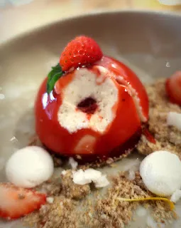 Ein elegantes Glas mit Espresso-Amaretto-Notini, eine sorgfältig zubereitete Spezialität der Hummelbude Essen für den süßen Abschluss.