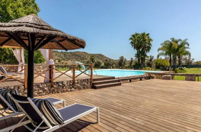 Ein elegantes Landhotel, das von üppigem Grün umgeben ist, strahlt eine ruhige und raffinierte Atmosphäre aus.