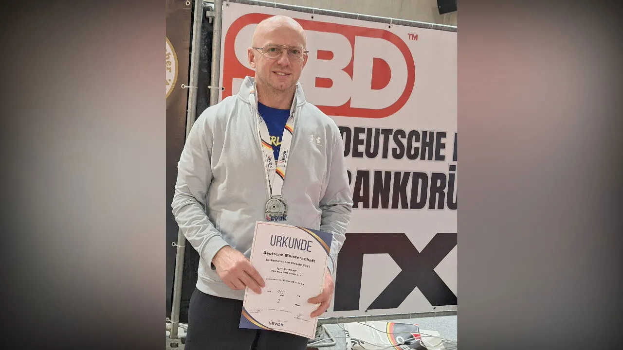 Ein erfolgreicher Bankdrücker auf einem Podium bei den Deutschen Meisterschaften.