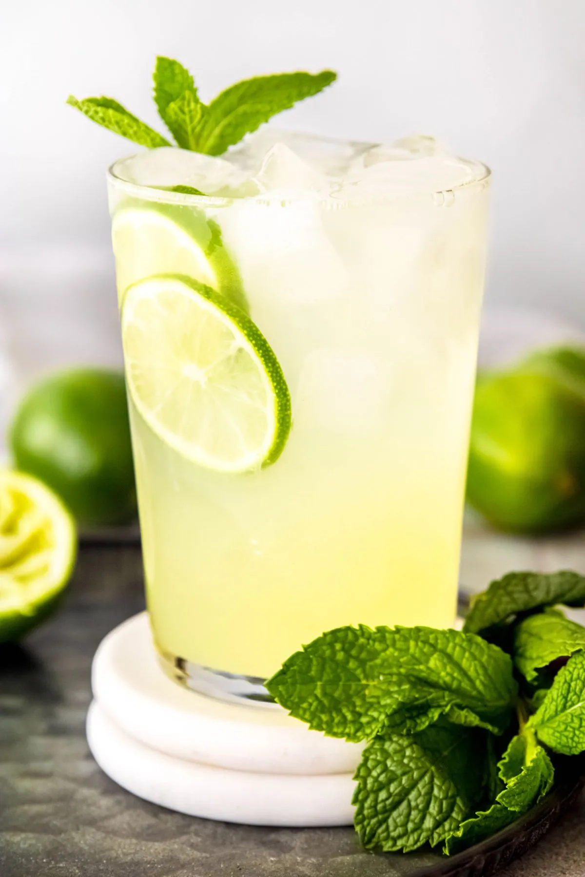 Ein erfrischendes Cool Lime Refresher Getränk im Glas mit Eis, Limettenscheiben und frischer Minze.