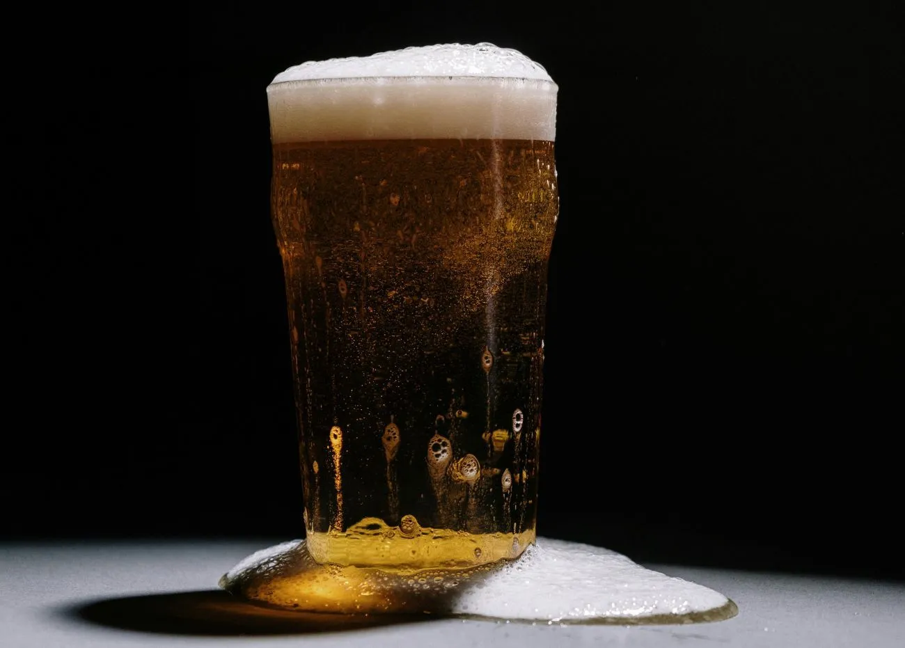 Ein erfrischendes Radler, eine beliebte Mischung aus hellem Bier und Zitronenlimonade, ideal für heiße Sommertage.