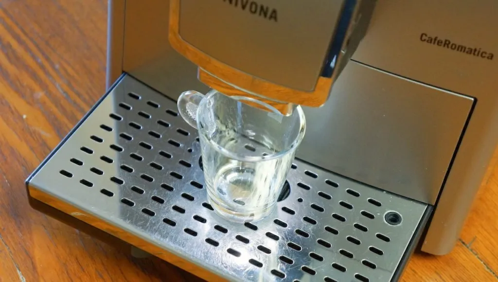 Ein Espresso wird im Nivona CafeRomatica 855 zubereitet