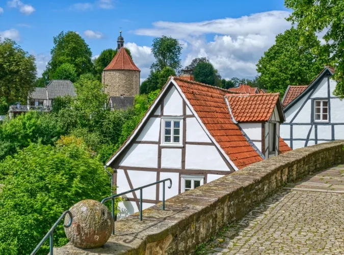 Ein Fachwerkhaus an einer Mauer