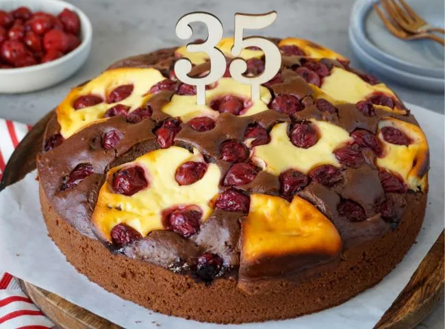 Ein fantasievoll verzierter Kuchen für einen Kindergeburtstag