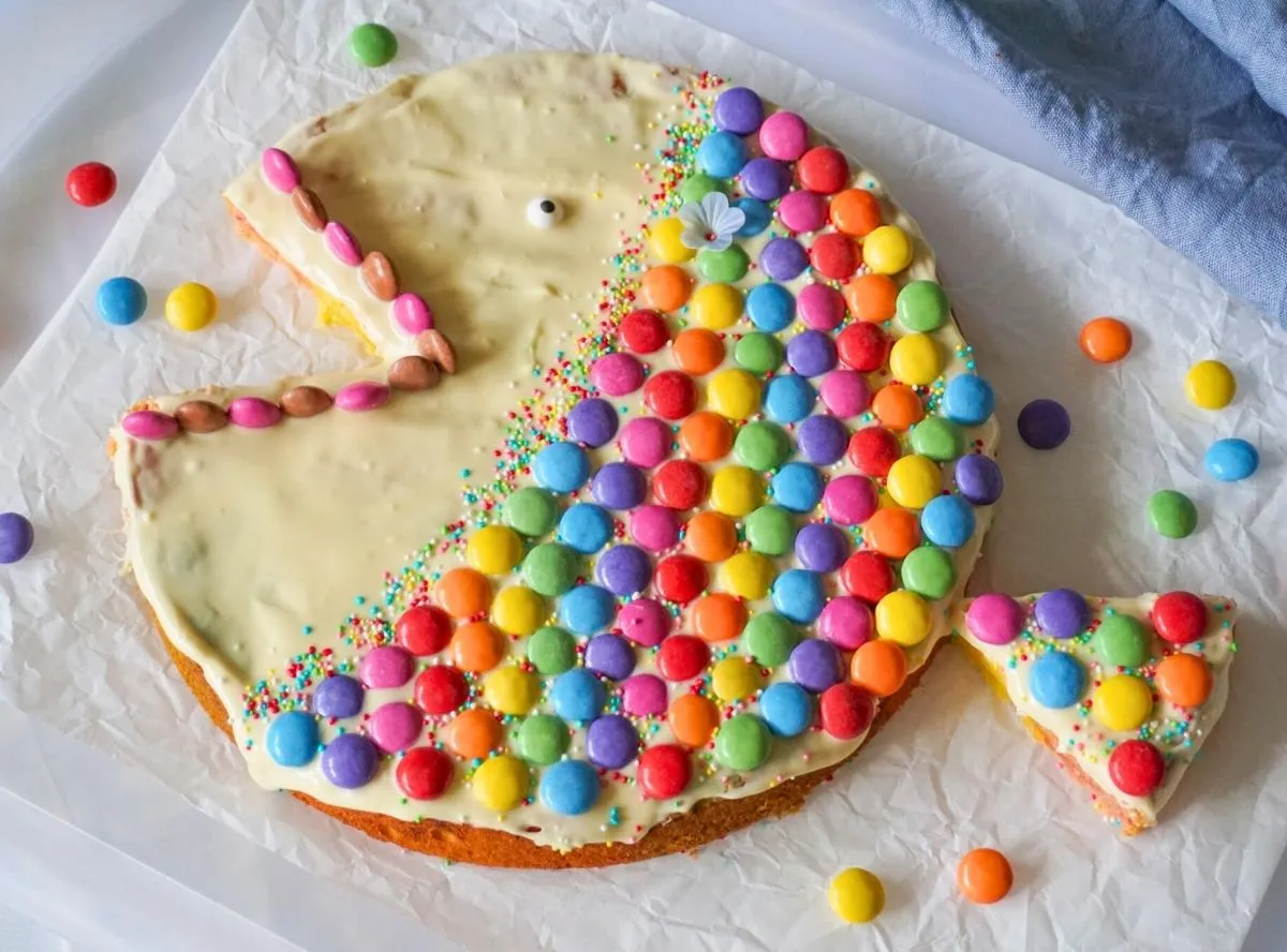 Ein farbenfroher Regenbogenfischkuchen, der Kinderaugen zum Leuchten bringt.