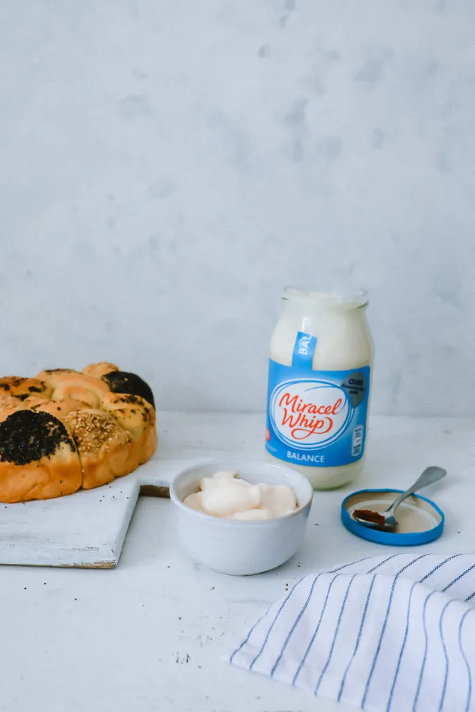 Ein fast fertig gebackener Brötchenkranz, die Brötchen sind goldbraun und verströmen einen appetitlichen Duft.