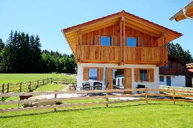 Ein Ferienhaus mit eingezäuntem Garten in einer ruhigen, naturnahen Umgebung im bayerischen Alpenvorland.