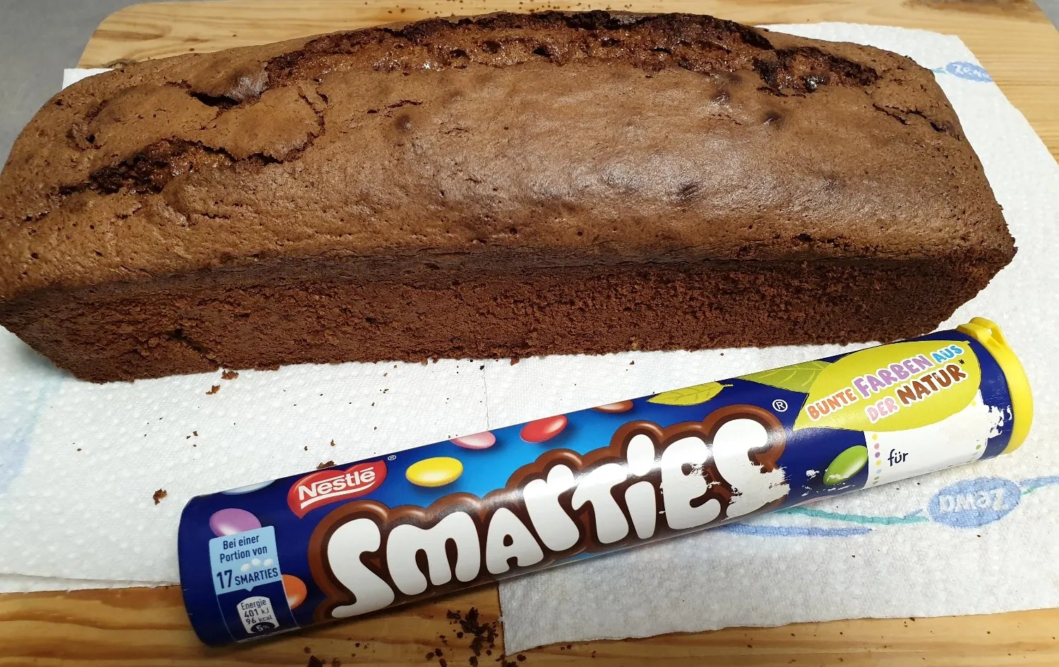 Ein fertig dekorierter Geburtstagskuchen mit Smarties, bereit zum Servieren