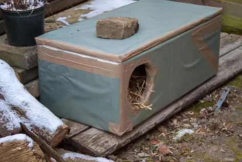 Ein fertig gebautes, wetterfestes Katzenhaus aus Styropor, bereit für den Einsatz im Freien