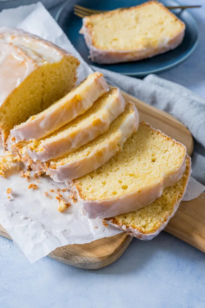 Ein fertiger, appetitlicher Zitronenkuchen in der Kastenform, bereit zum Servieren und Genießen.