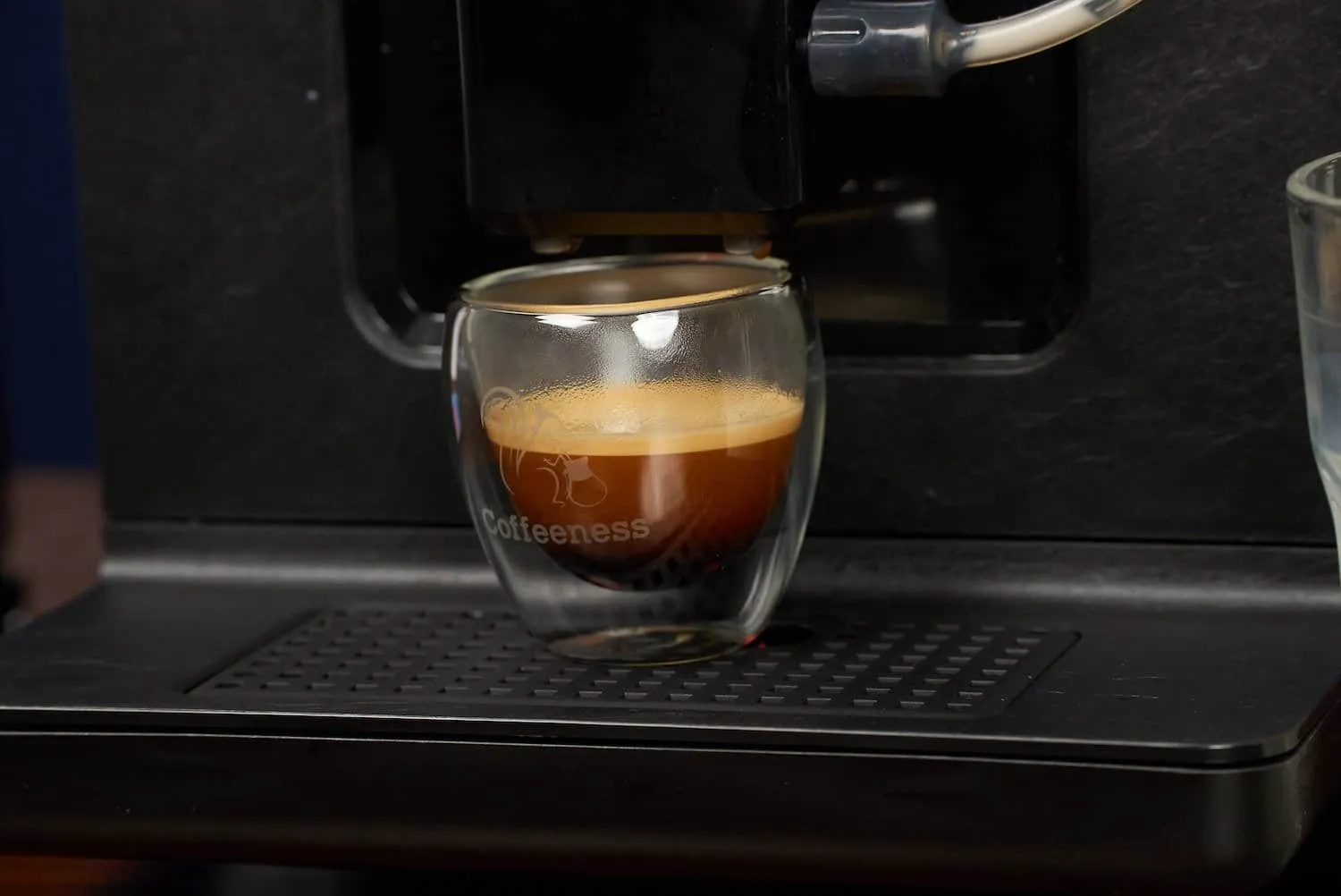 Ein fertiger Espresso aus dem Krups Evidence ECO Design.