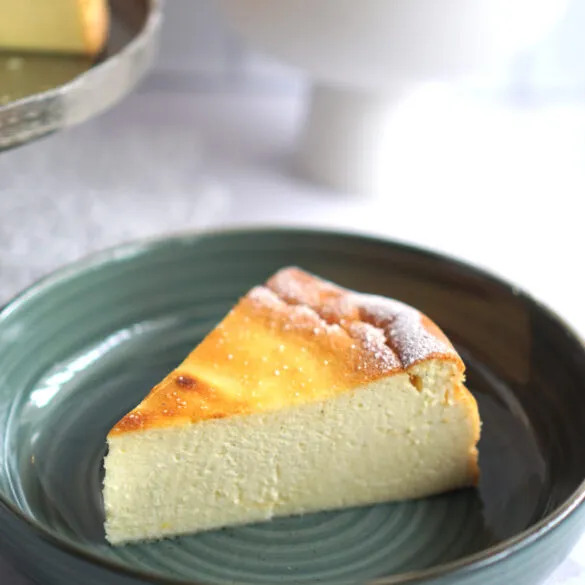 Ein fertiger Käsekuchen ohne Boden auf einem Küchentisch