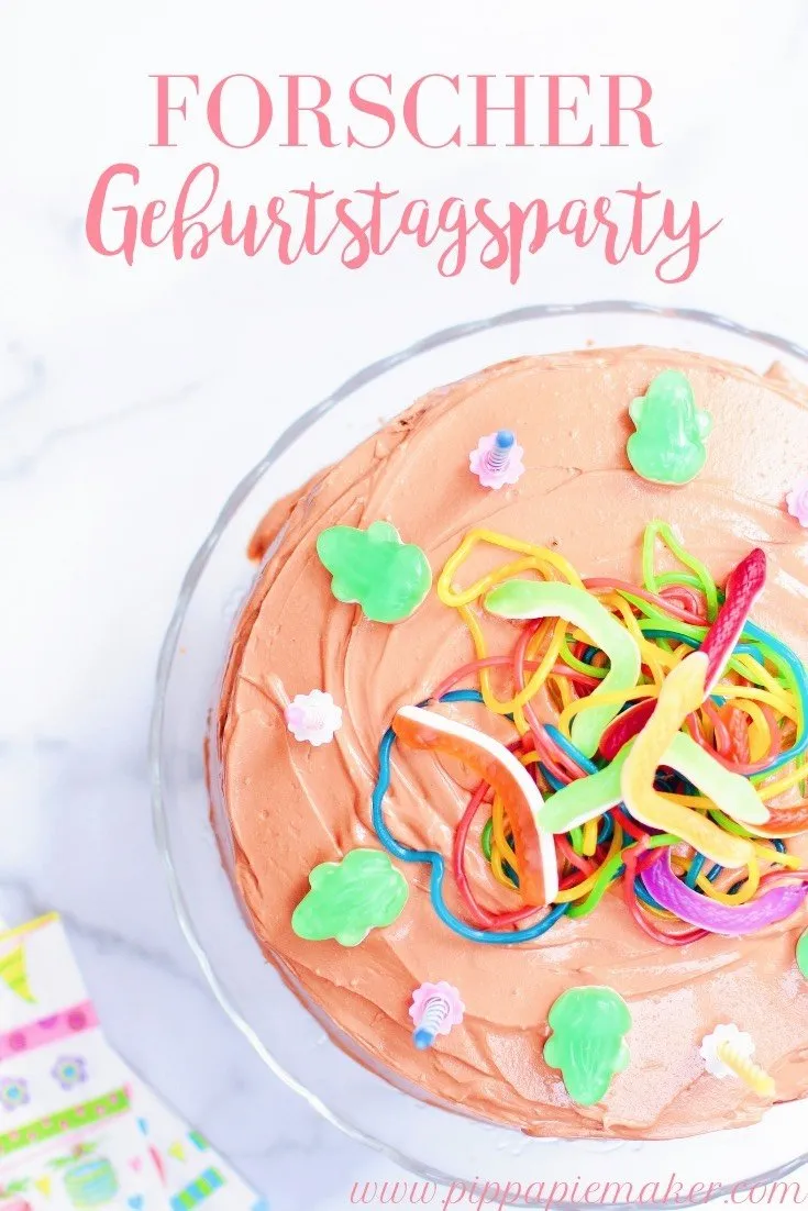 Ein festlich gedeckter Tisch einer Forscherparty mit dem beeindruckenden Forscher Geburtstag Kuchen als Mittelpunkt.