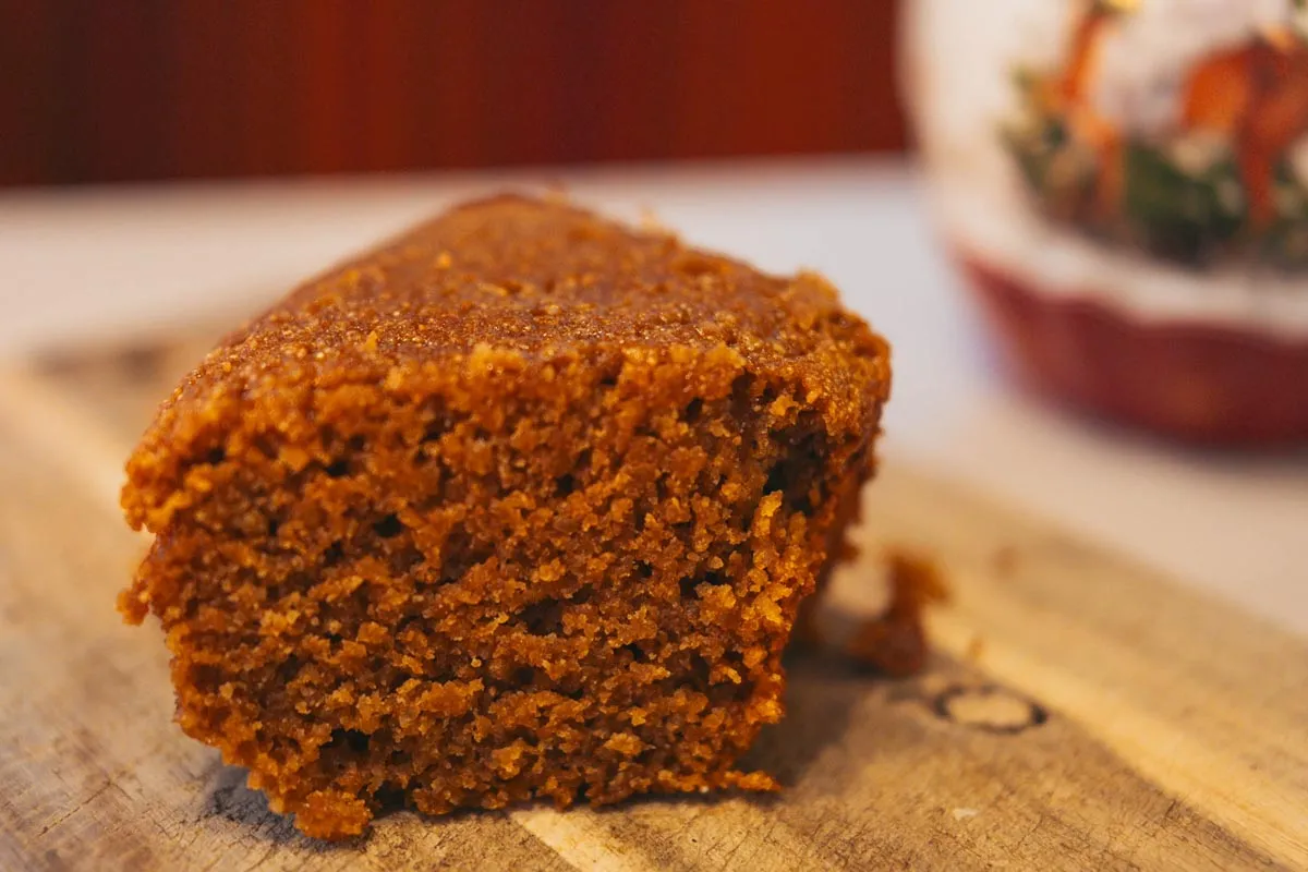 Ein festlich gedeckter Tisch mit Stollen und Plätzchen