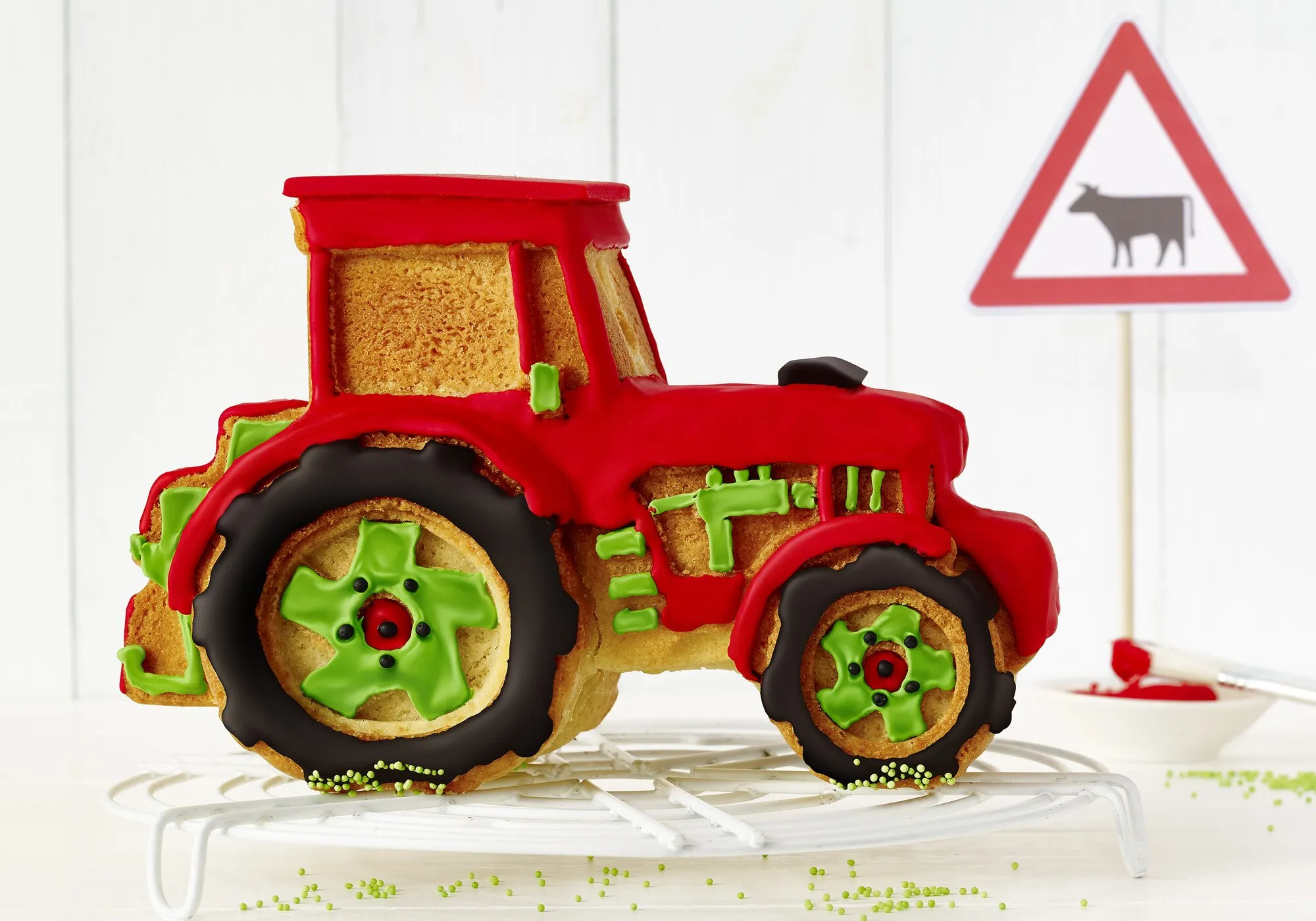 Ein festlicher Geburtstagskuchen in Form eines detailreichen grünen Traktors, perfekt für Kindergeburtstage und Traktor-Fans.