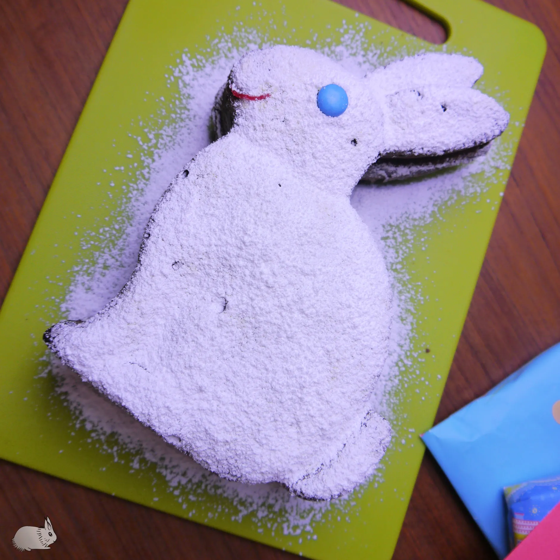 Ein festlicher Schoko-Käsekuchen in Hasenform, ideal für einen 3. Geburtstag