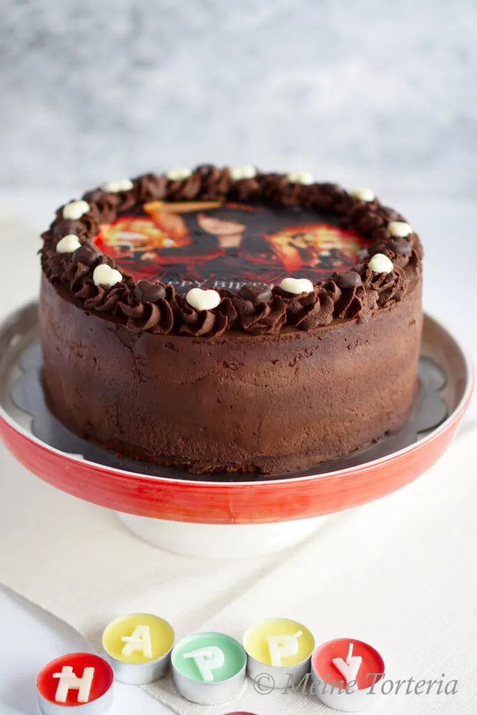 Ein festlicher Schokoladen-Karamell-Geburtstagskuchen 25 mit individuellem Tortenaufleger und Schokoranddekoration