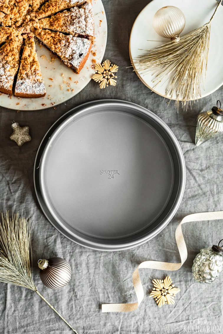 Ein festlicher Weihnachtskuchen mit Kirschfüllung und Spekulatiusstreuseln, bereit zum Servieren