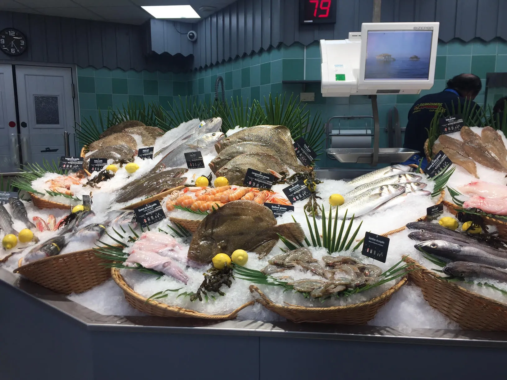 Ein Fischhändler mit frischen Produkten, die an die Vielfalt der Begleitgerichte zu herben deutschen Bieren erinnern.