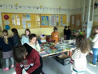 Ein Flohmarktstand, betrieben von Schülern, verkauft gespendete Spielsachen zugunsten des Tierschutzzentrums.