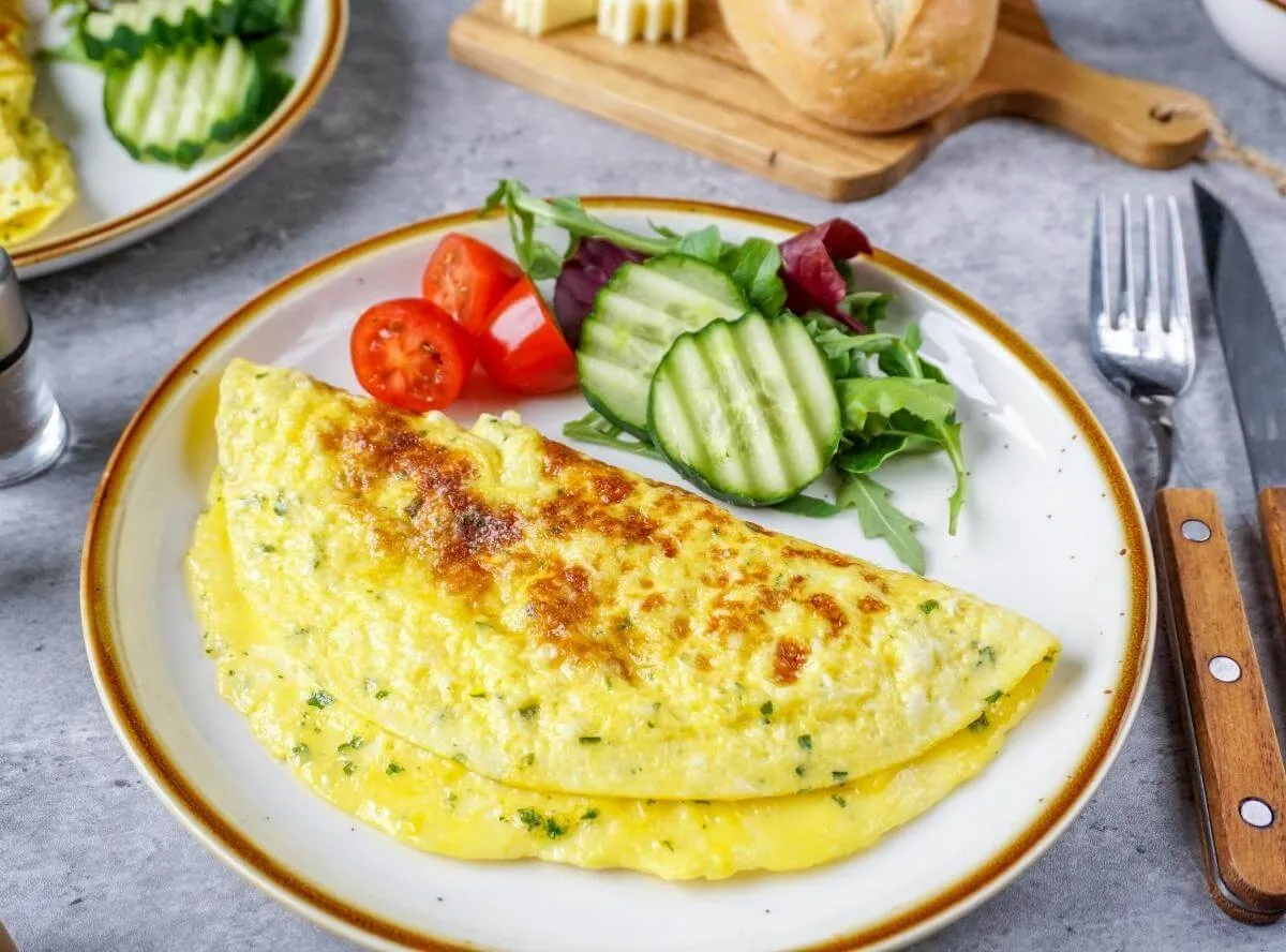 Ein fluffiges Omelette als schnelles Eier-Mittagessen zubereitet