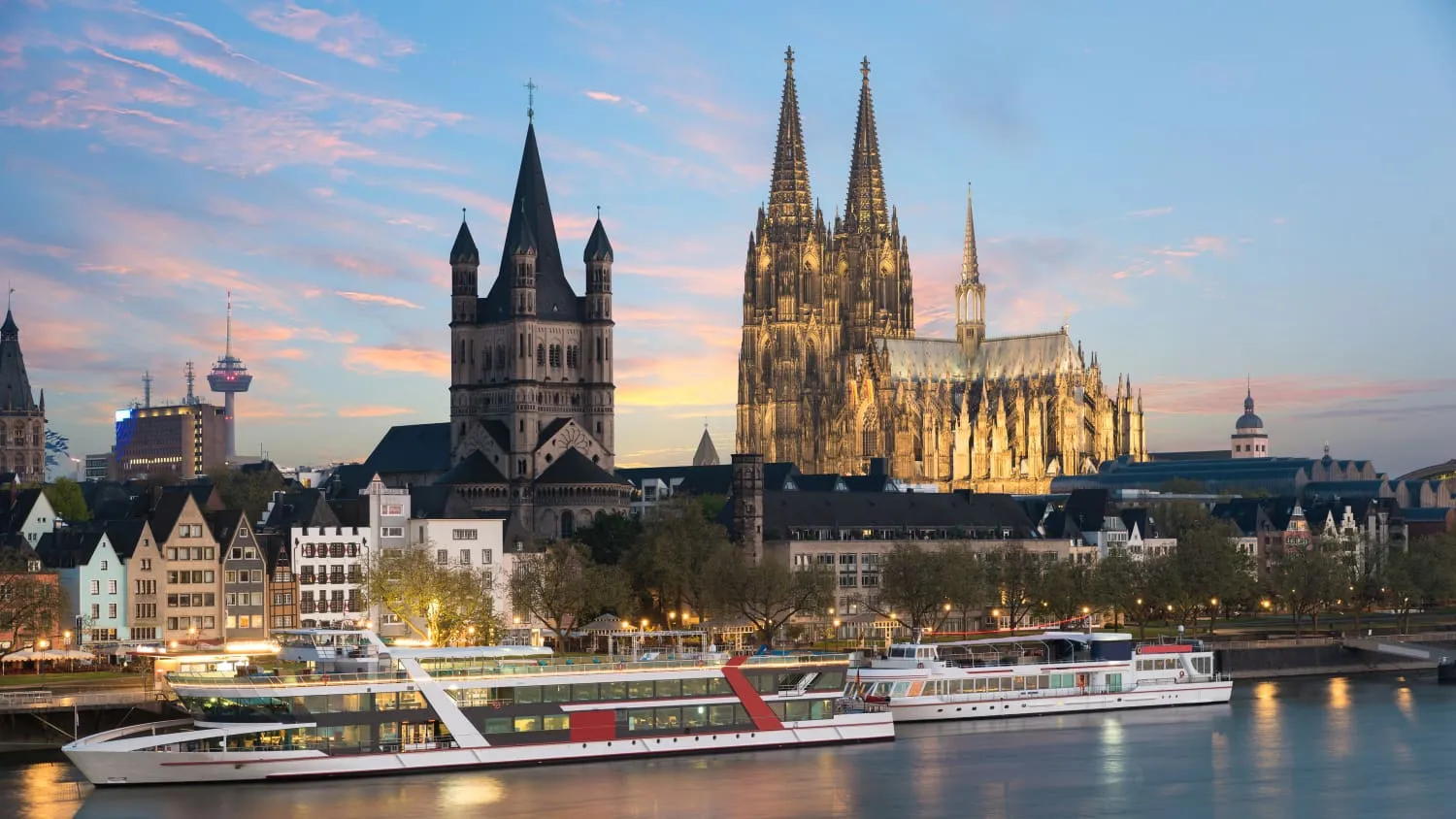 Ein Flusskreuzfahrtschiff fährt auf dem Rhein an Köln vorbei