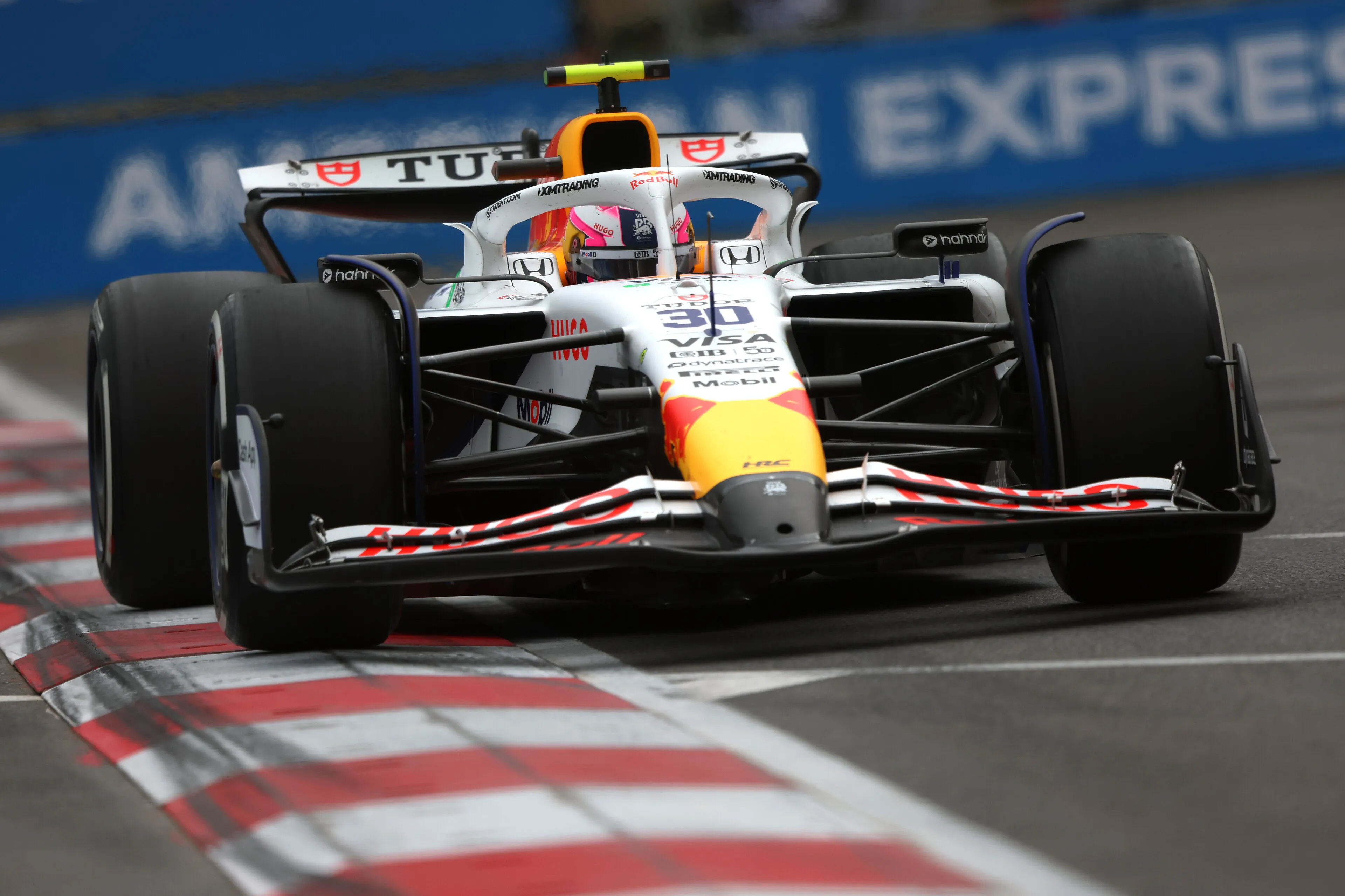 Ein Formel 1 Bolide in voller Fahrt während des zweiten freien Trainings (FP2) in Mexiko, entscheidend für die Rennvorbereitung Formel 1 heute.