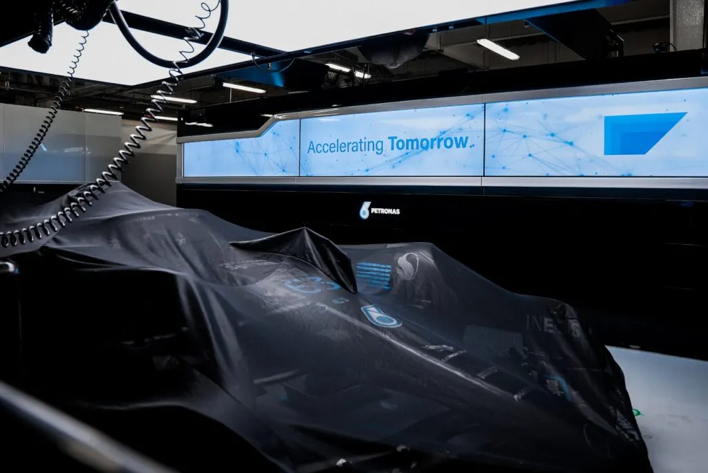 Ein Formel 1 Pit-Stop, der die präzise Logistik und Teamarbeit im Motorsport unterstreicht, optimiert durch SAP-Technologie.
