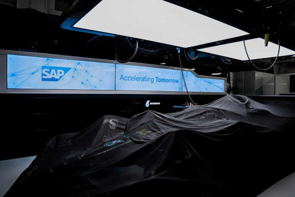 Ein Formel 1 Rennwagen des Mercedes-AMG PETRONAS Teams auf der Rennstrecke, unterstützt durch datengestützte Entscheidungen von SAP.