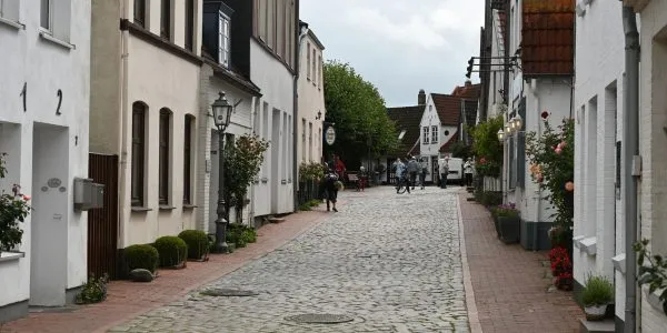 Ein frisch belegtes Fischbrötchen, ein Muss für jeden Besucher der Nordseeküste