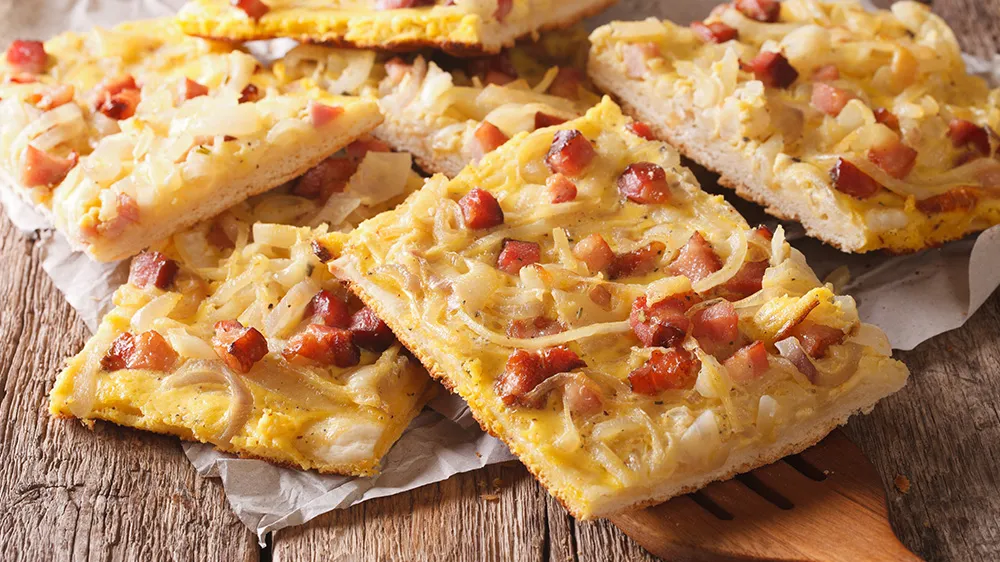 Ein frisch gebackener herzhafter Zwiebelkuchen vom Blech, typisch deutsch.