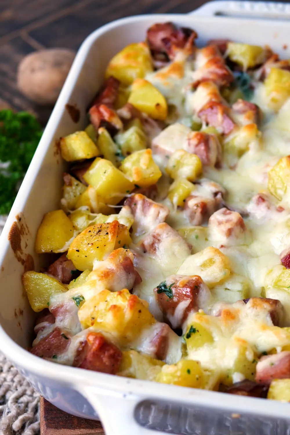 Ein frisch gebackener Leberkäse-Auflauf in der Auflaufform, bereit zum Servieren als schnelles Familienessen