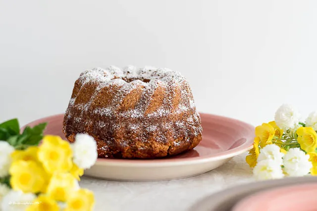 Ein frisch gebackener Marmorkuchen ohne Ei, perfekt für eine kleine Runde oder wenn die Eier fehlen.