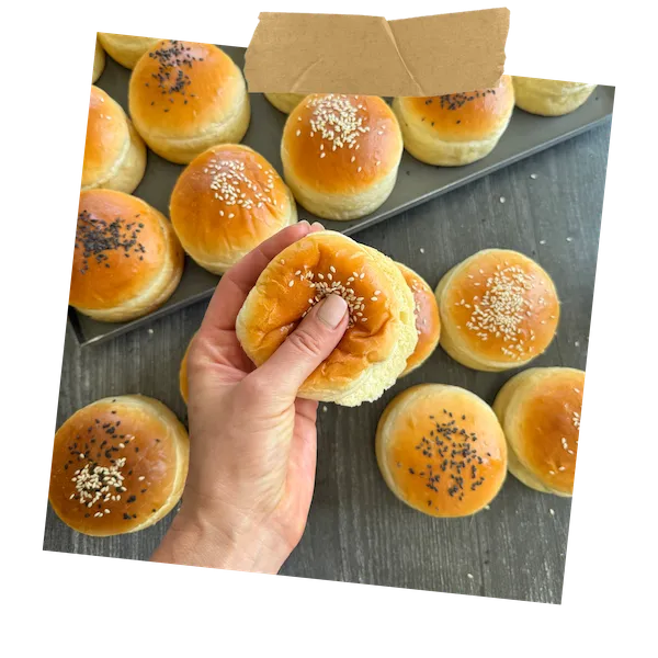 Ein frisch gebackenes, goldbraunes Burger Brötchen mit Avocadoöl-Mayonnaise