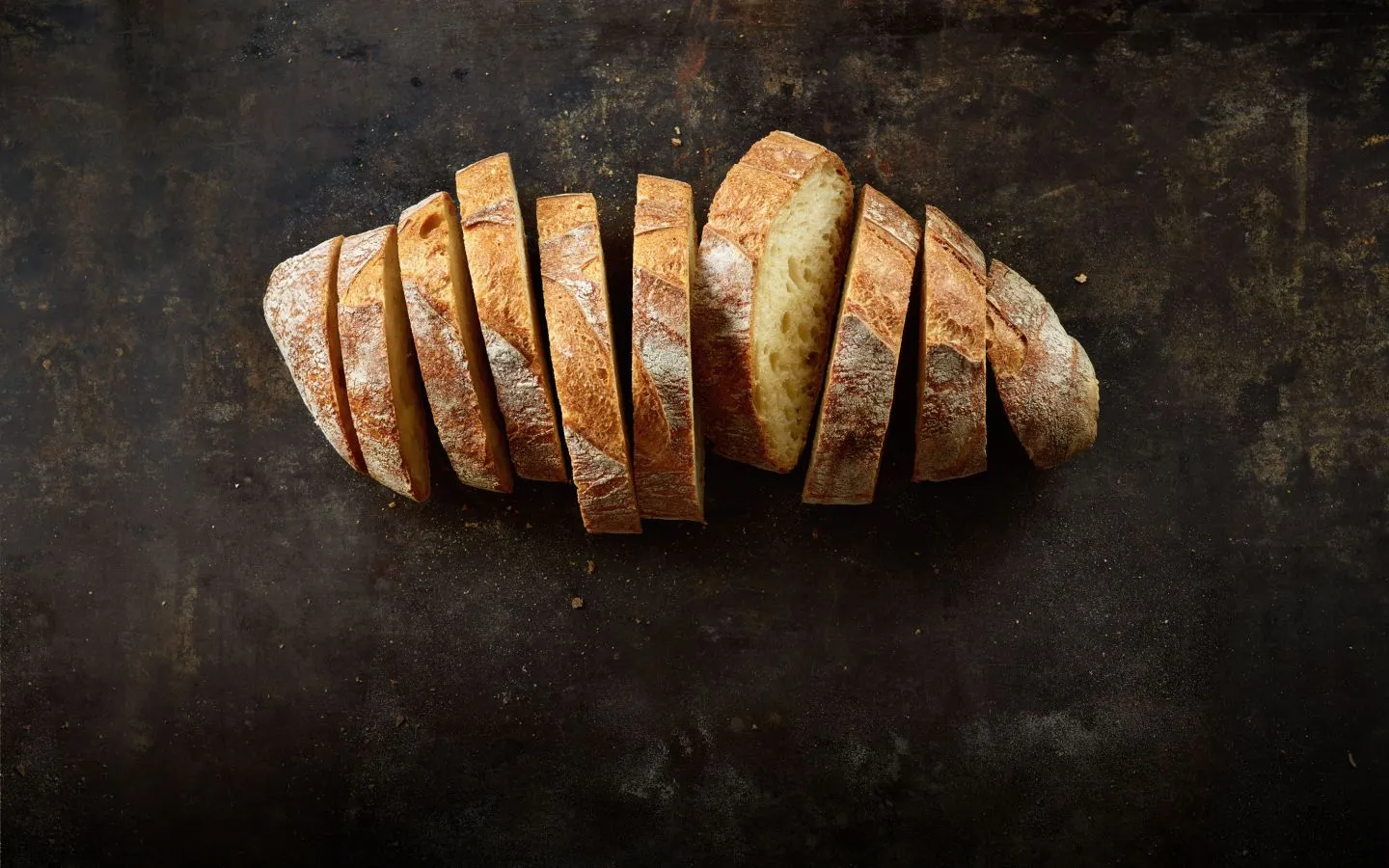 Ein frisch gebackenes, knuspriges Bio-Filone, perfekt für eine deutsche Brotzeit.
