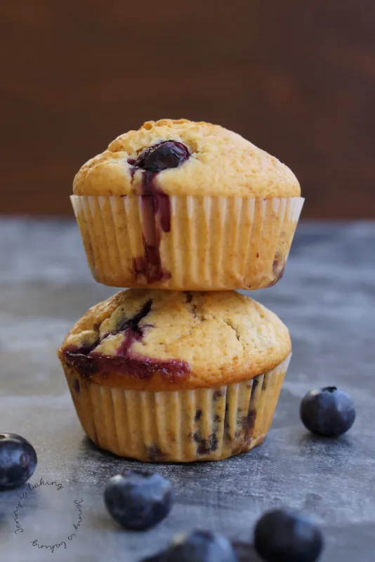 Ein frisch gebackenes Muffinblech voller goldener Heidelbeermuffins, bereit zum Abkühlen und Servieren.