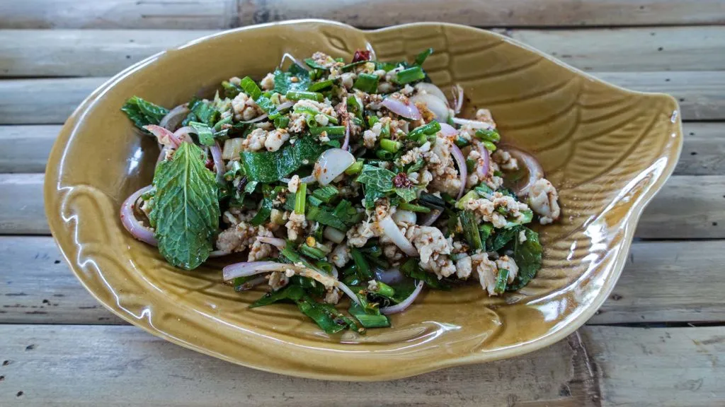 Ein frischer Fleischsalat mit Huhn