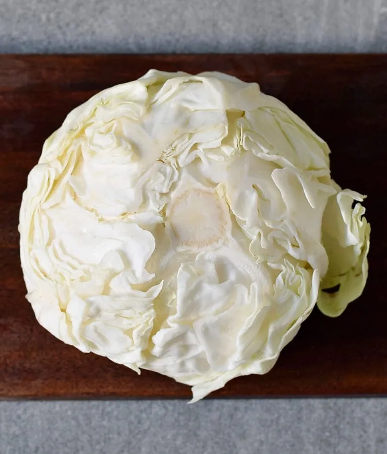 Ein frischer Kopf Weißkohl auf rustikalem Holzhintergrund