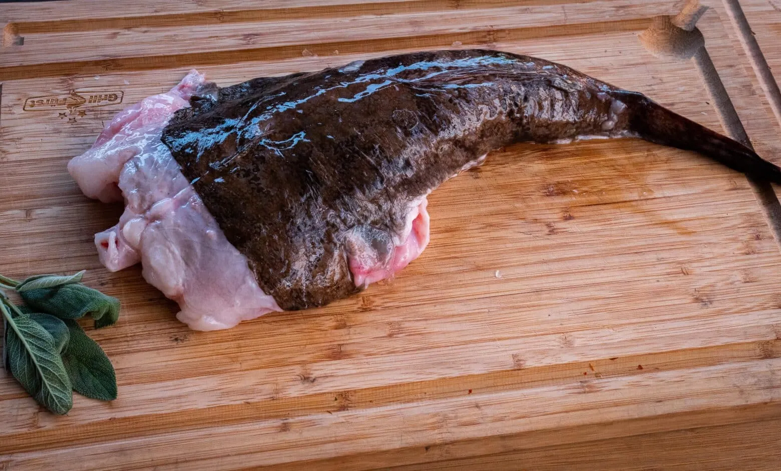 Ein frischer, roher Seeteufel, bereit für exquisite Fisch Grillrezepte auf dem Grill, ein Genuss für Feinschmecker